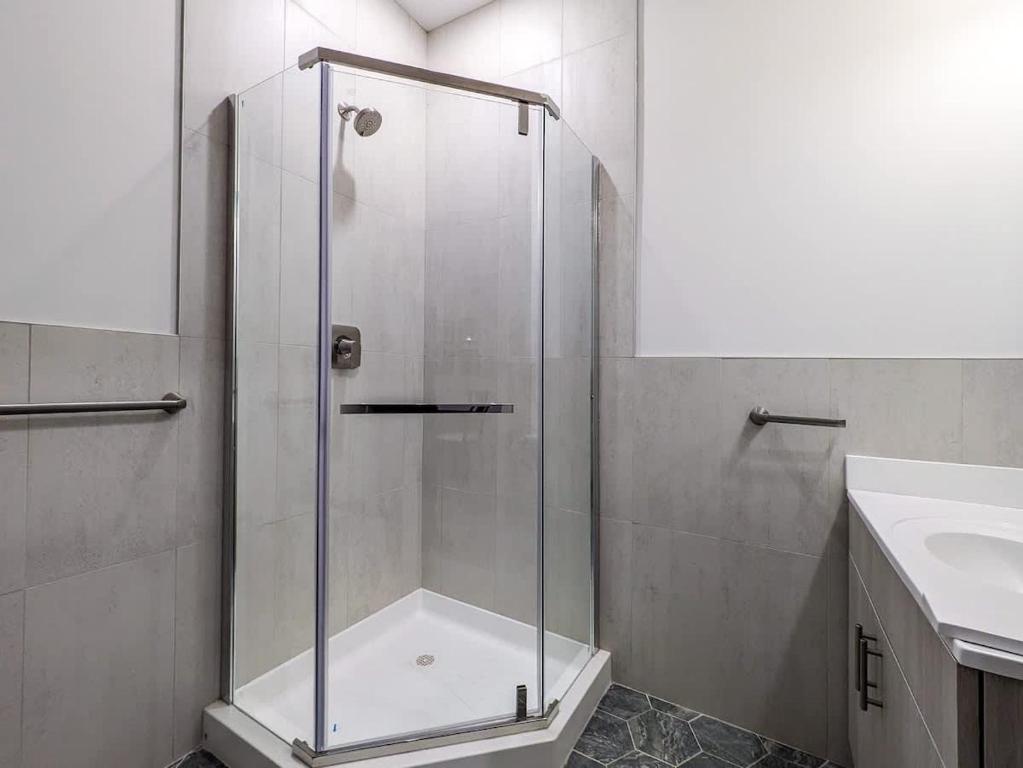 328 Modern 2BR Apt - Image 7