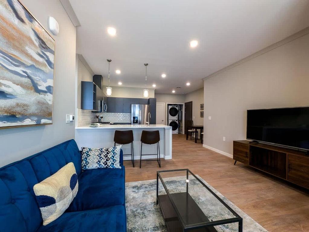 328 Modern 2BR Apt - Image 5