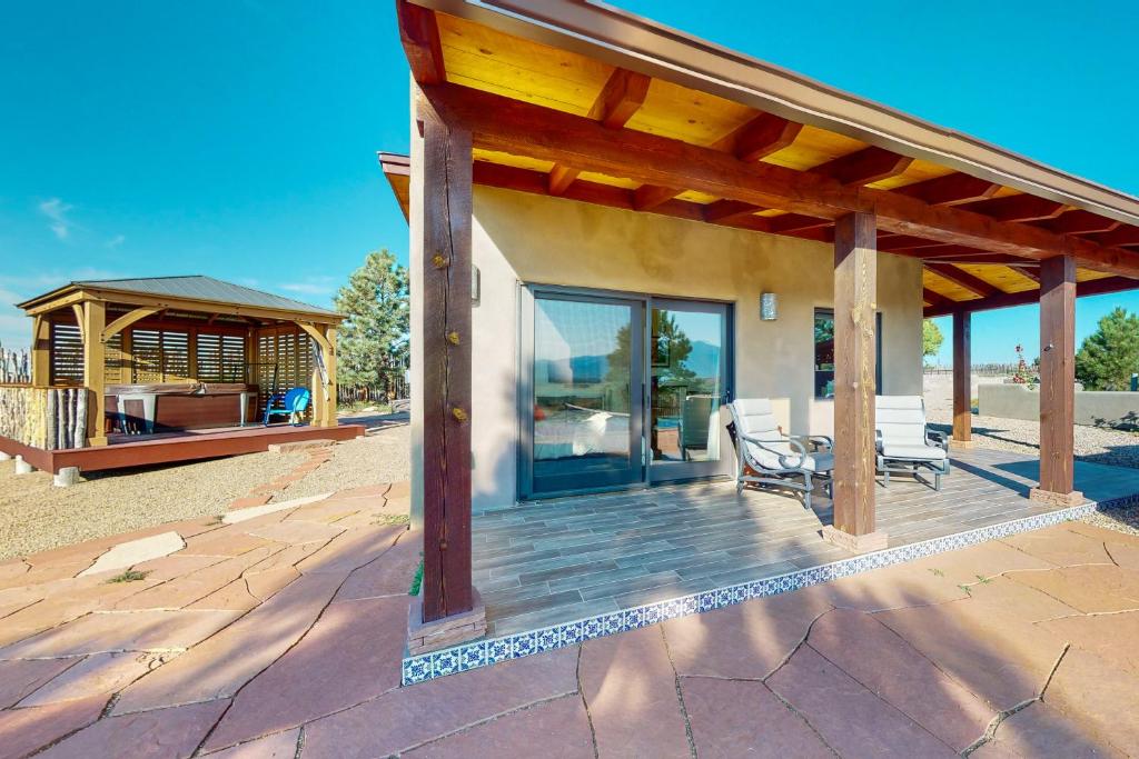 Hot Tub (Jacuzzi) - Photo 2