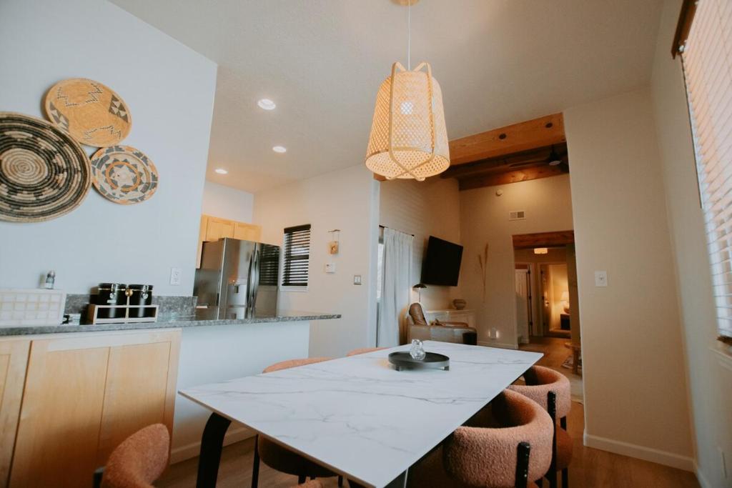 Desert Sunset-Hot Tub-Pet Friendly-No Pet Fees! - Image 8