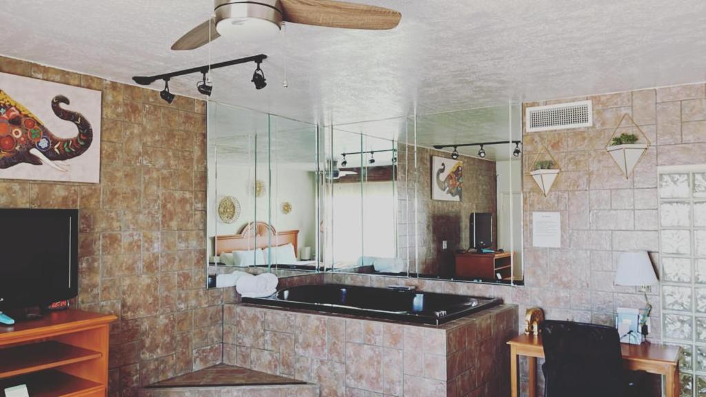 The Classic Desert Aire Hotel