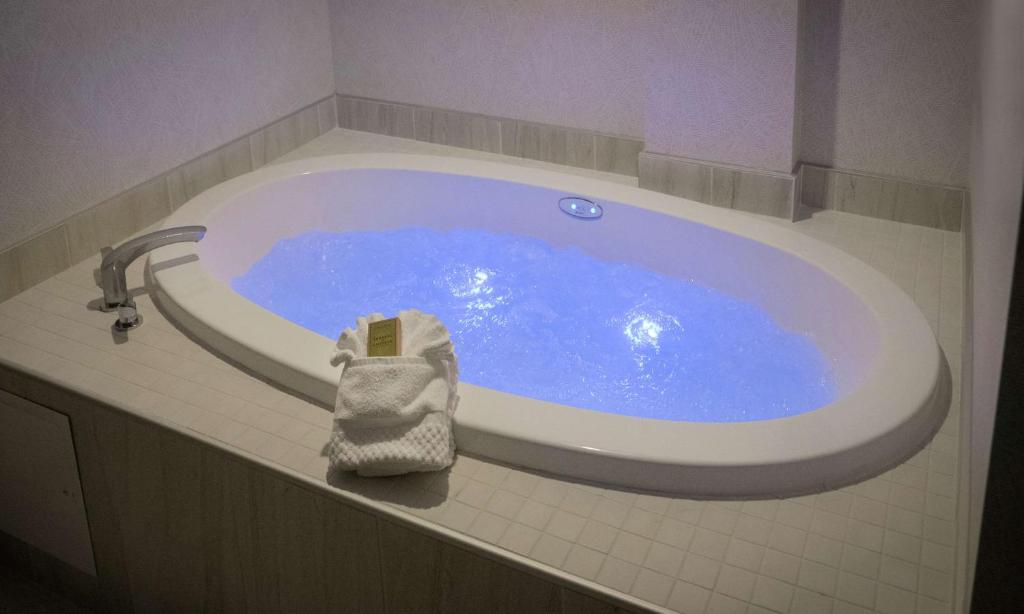 Hot Tub (Jacuzzi) - Photo 2