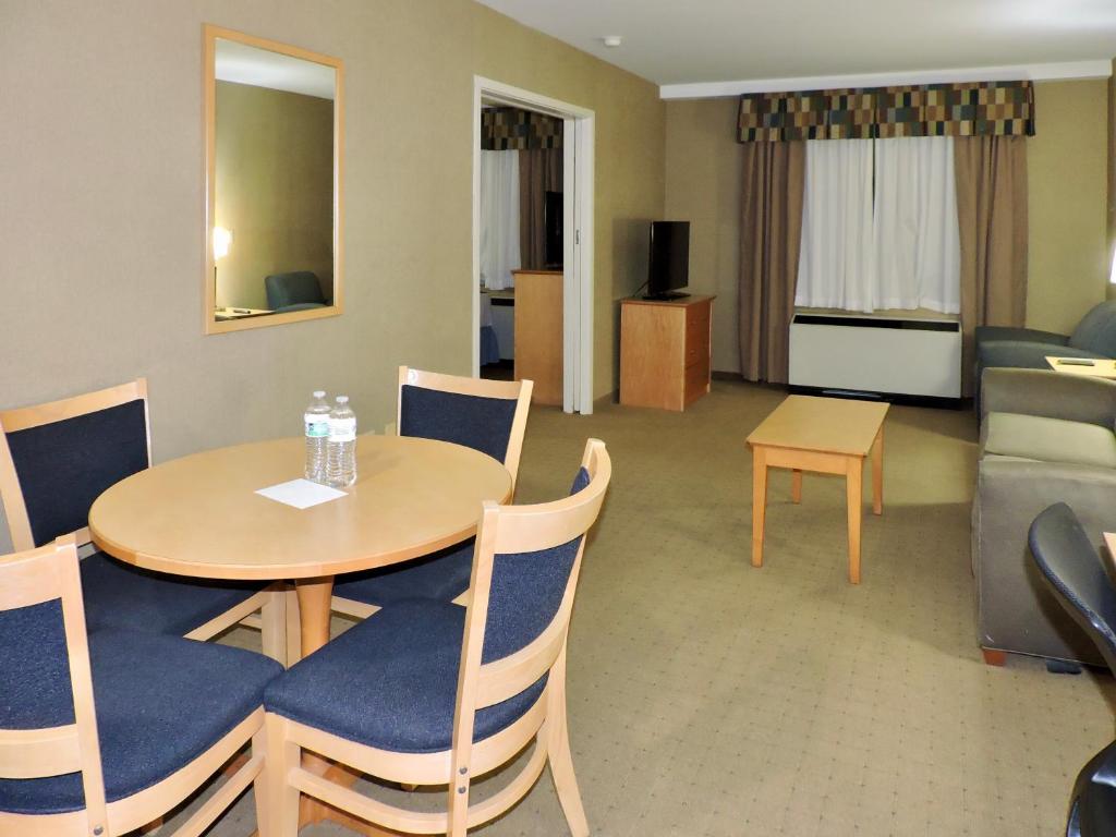 Marco LaGuardia Hotel & Suites - Image 4