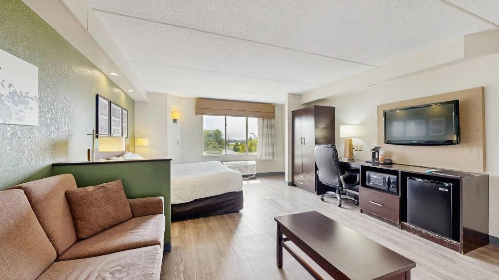 Sleep Inn & Suites Buffalo Airport - Image 4