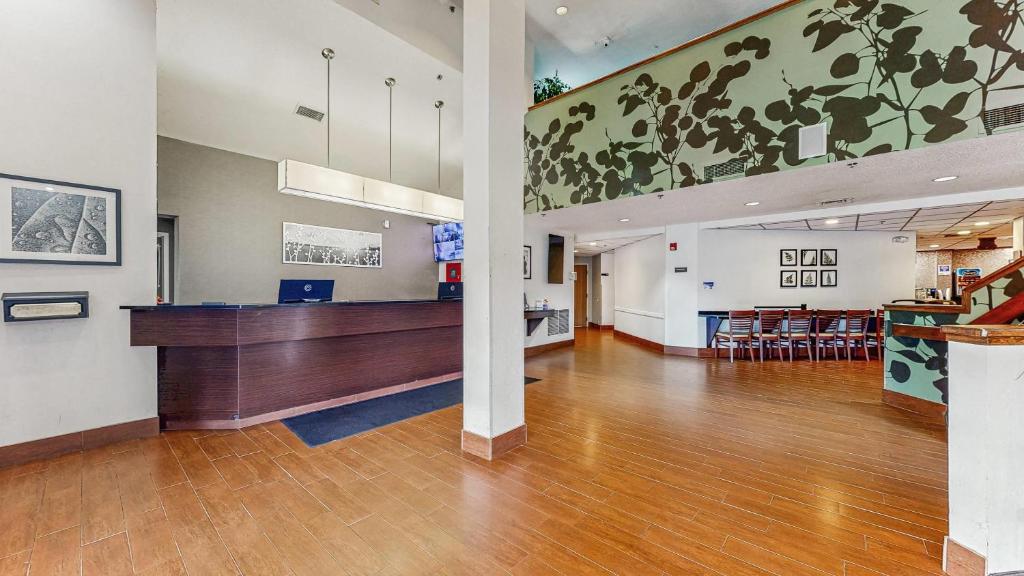 Sleep Inn & Suites Buffalo Airport - Image 7