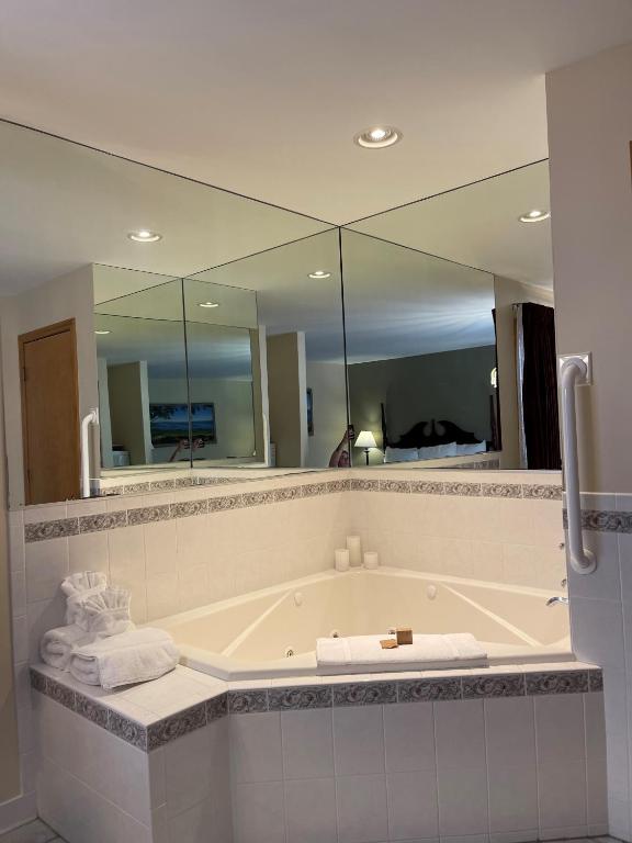 Hot Tub (Jacuzzi) - Photo 3