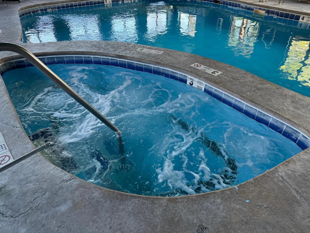 Hot Tub (Jacuzzi) - Photo 6