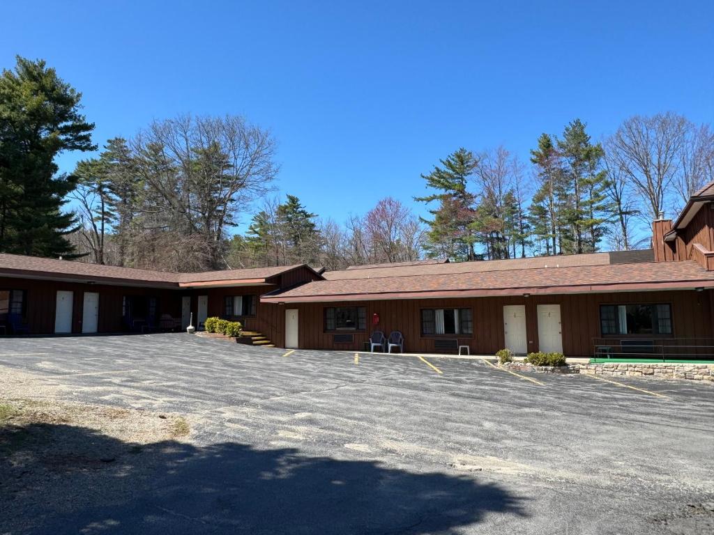 Mohican Resort Motel, Conveniently located to all Lake George attractions - Image 4