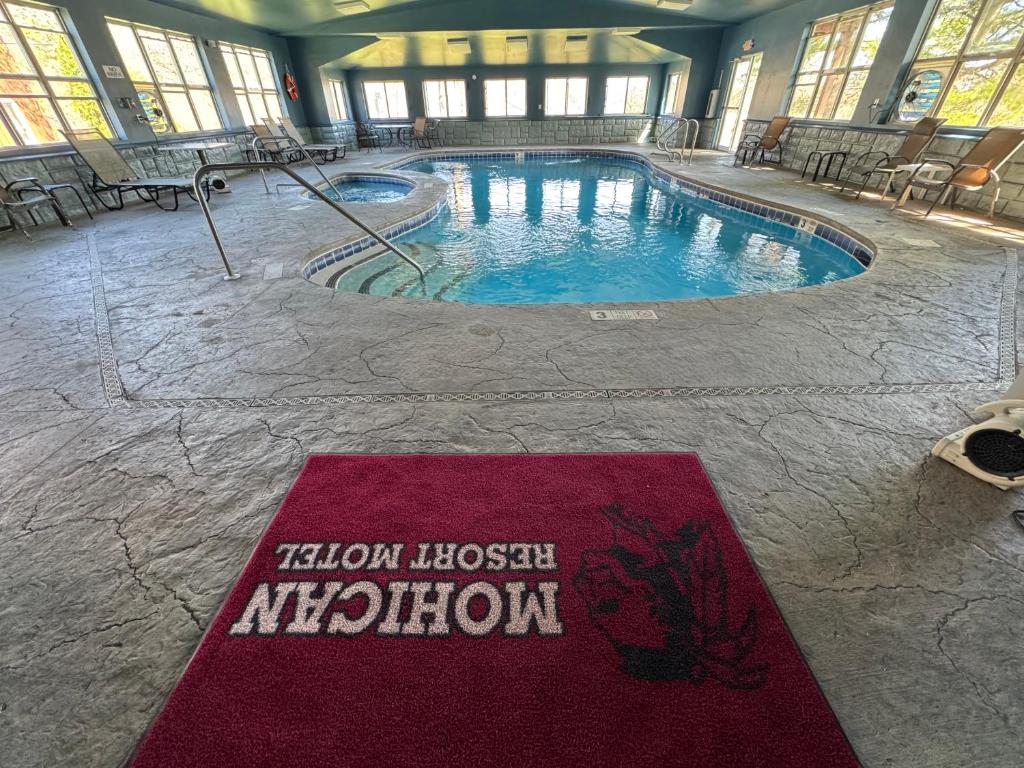 Mohican Resort Motel, Conveniently located to all Lake George attractions