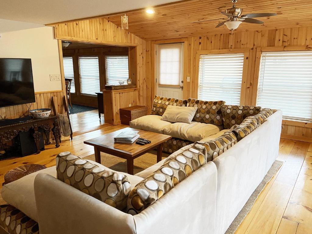 French Woods Farmhouse Bed & Breakfast - Image 5