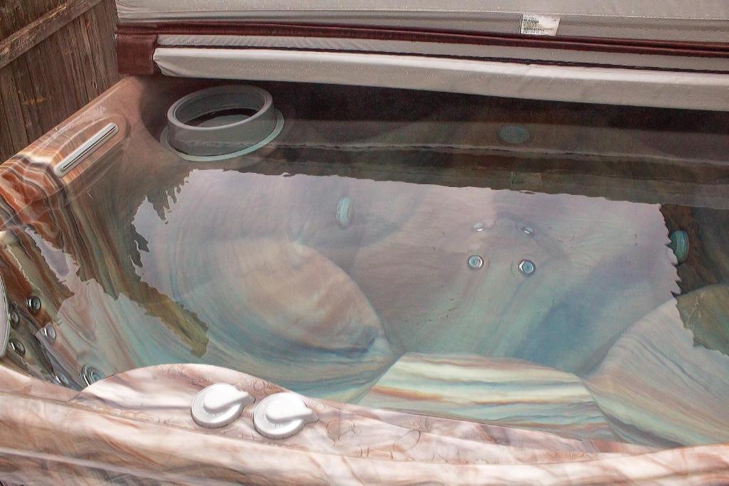 Hot Tub (Jacuzzi) - Photo 2