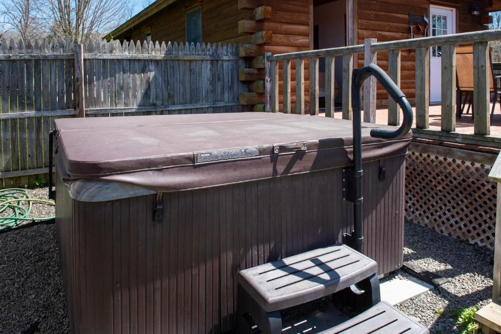 Hot Tub (Jacuzzi) - Photo 3