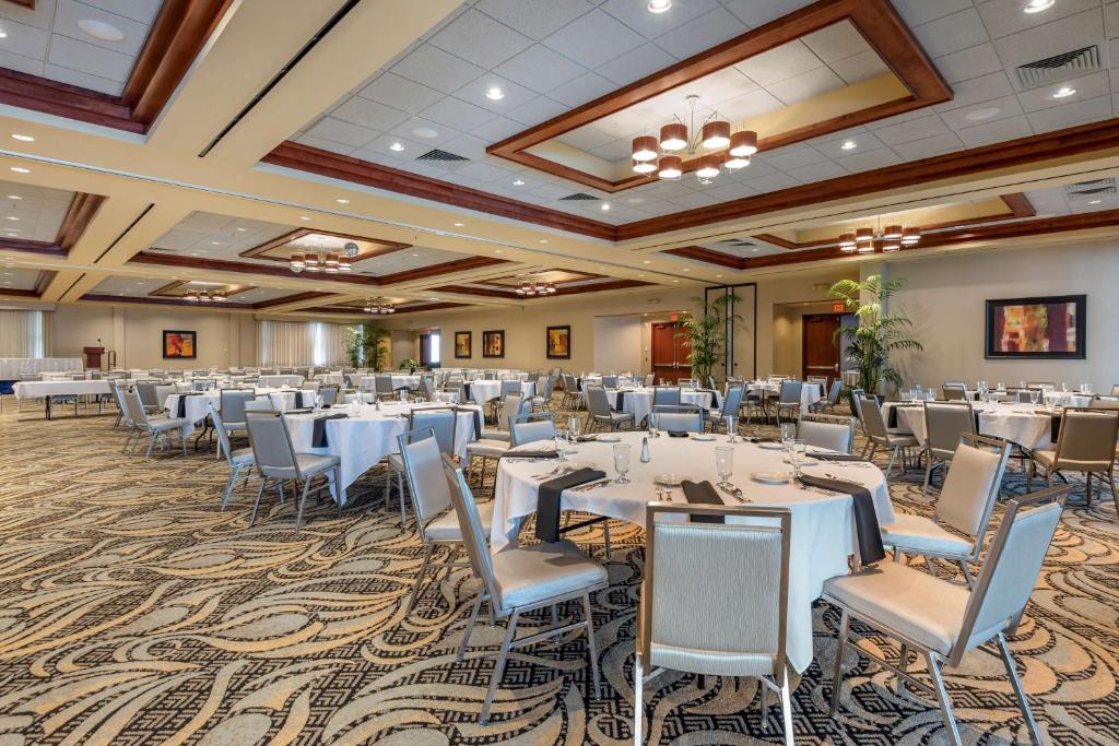 Best Western Plus Oswego Hotel and Conference Center - Image 4