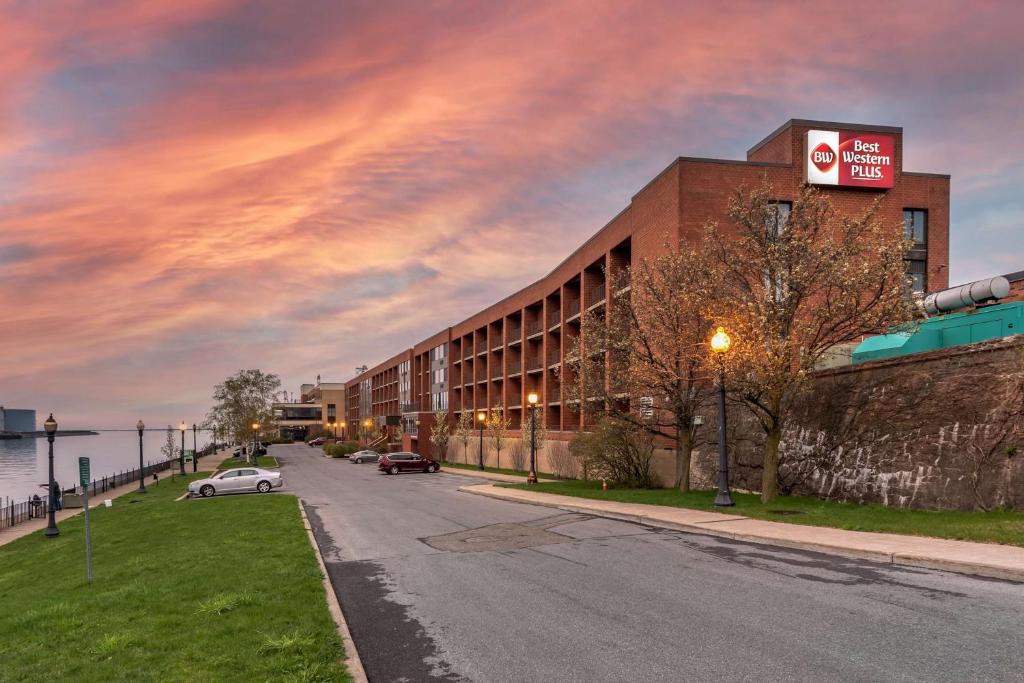 Best Western Plus Oswego Hotel and Conference Center - Image 6