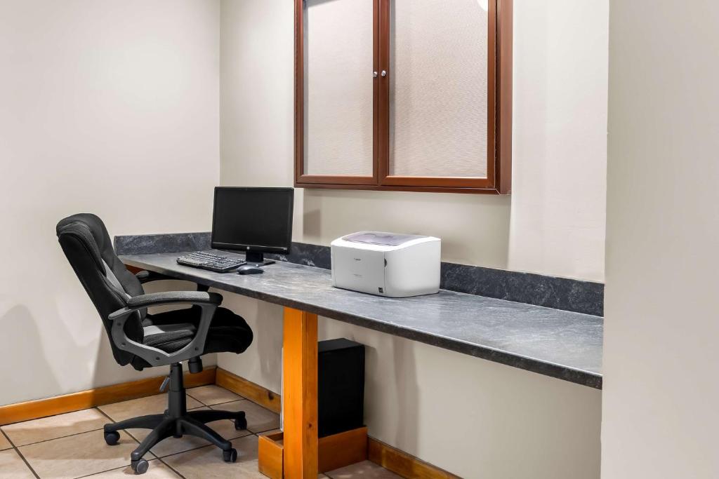 Best Western Adirondack Inn - Image 8