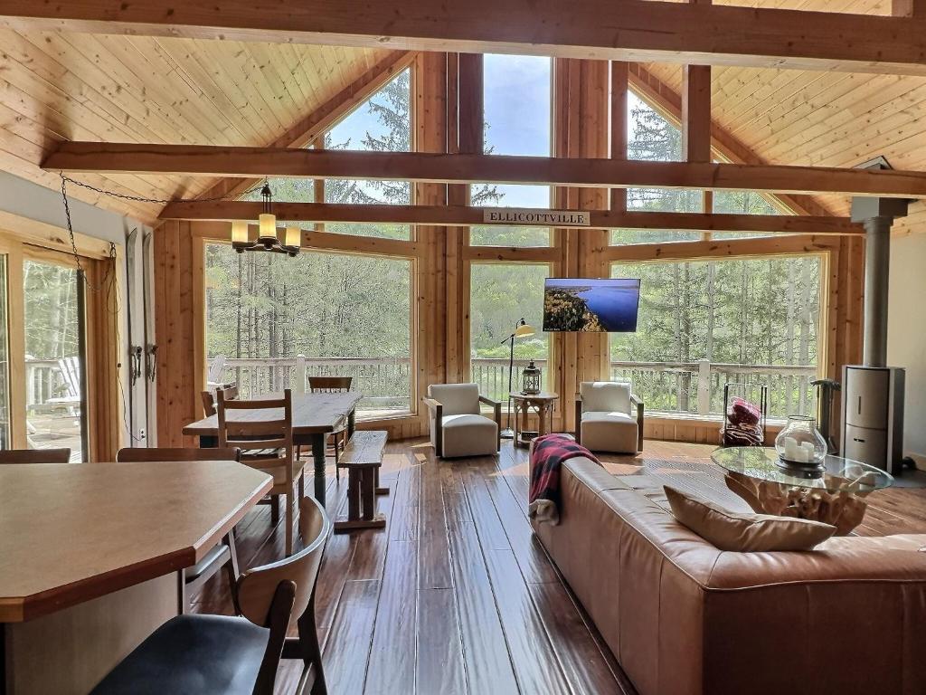 Hot Tub & Fire Pit~The Pines Chalet