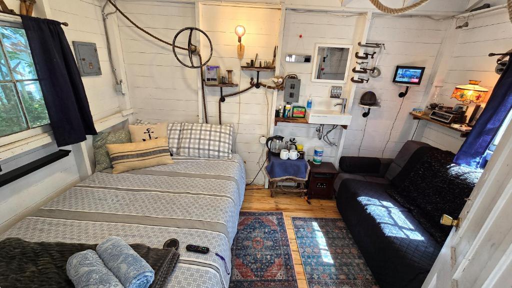 The Stabbin Cabin on Grant Island, Brantingham Lake - HotTub, Boat, Pet Friendly - Image 4