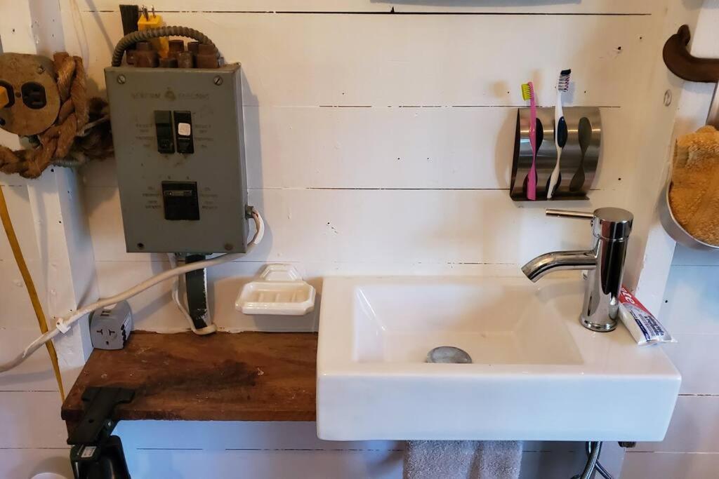 The Stabbin Cabin on Grant Island, Brantingham Lake - HotTub, Boat, Pet Friendly - Image 7