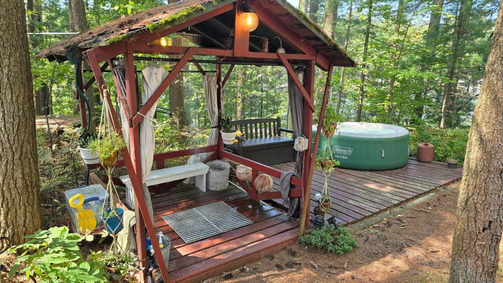 The Stabbin Cabin on Grant Island, Brantingham Lake - HotTub, Boat, Pet Friendly