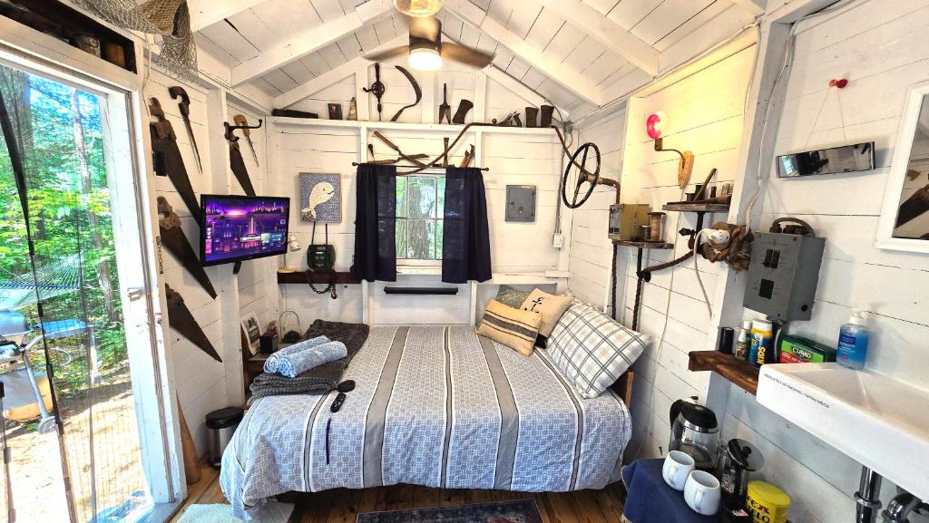 The Stabbin Cabin on Grant Island, Brantingham Lake - HotTub, Boat, Pet Friendly - Image 6