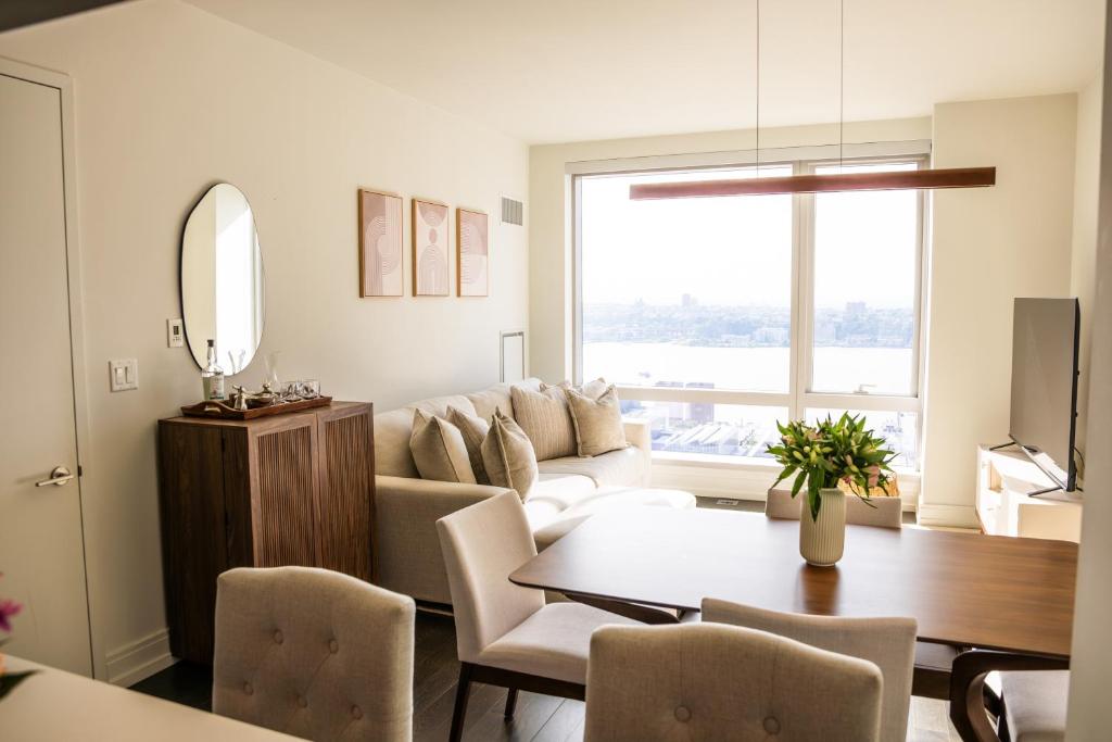 HIGH luxury in Manhattan by Unique Stays - Gym & Pool