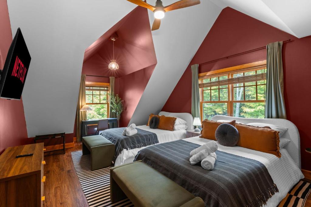 Luxury Chalet, Firepit, Sauna, Pet Friendly, 5 mins to Windham Mtn resort - Image 6