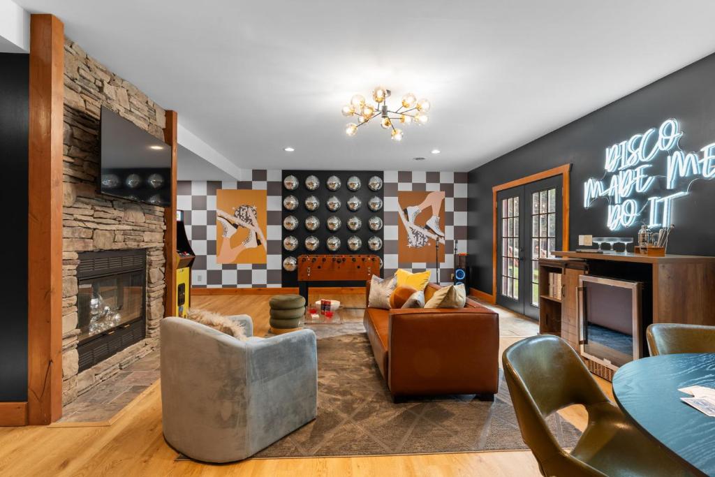 Luxury Chalet, Firepit, Sauna, Pet Friendly, 5 mins to Windham Mtn resort - Image 4