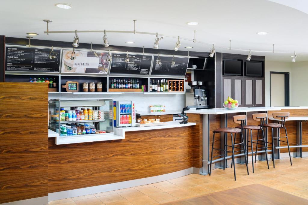 Courtyard by Marriott Kingston - Image 5