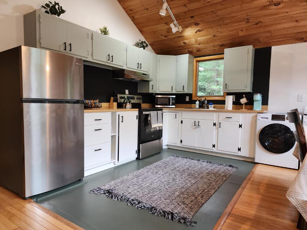 Rustic Catskills Cabin with Hot Tub and Mountain Views - Image 7