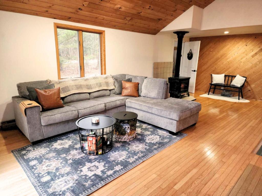 Rustic Catskills Cabin with Hot Tub and Mountain Views - Image 6