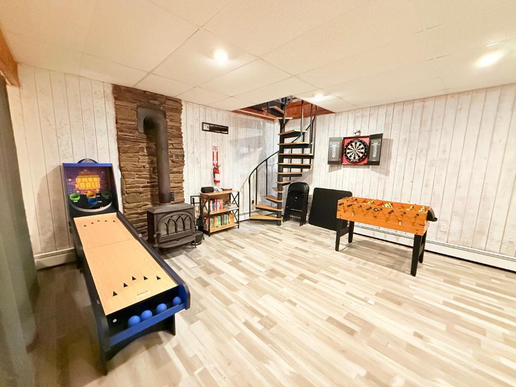 Bethel Escape Hot Tub 4 beds Game Room and Fire pit Fully Stocked Kitchen - Image 5