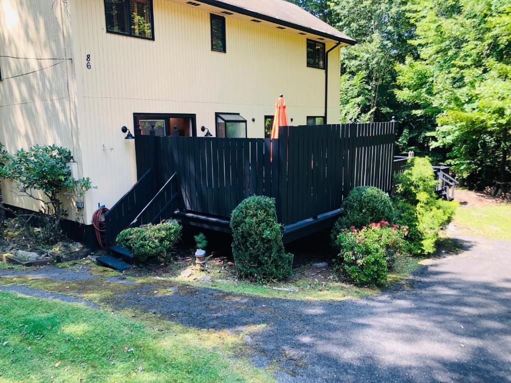 Bethel Escape Hot Tub 4 beds Game Room and Fire pit Fully Stocked Kitchen - Image 8