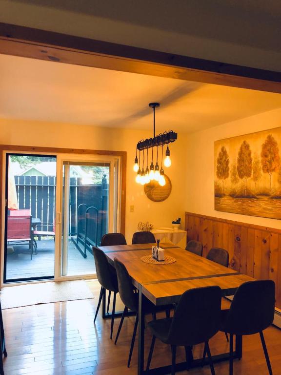 Bethel Escape Hot Tub 4 beds Game Room and Fire pit Fully Stocked Kitchen