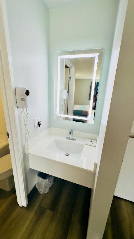 Motel 6 McGraw, NY - Cortland - Image 8