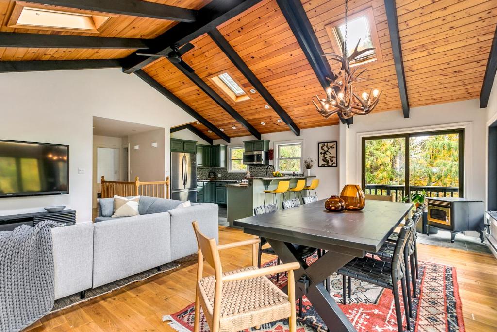 Woodpecker House - Mountain retreat with hot tub - 10 min to skiing in Hunter & Windham - Image 4