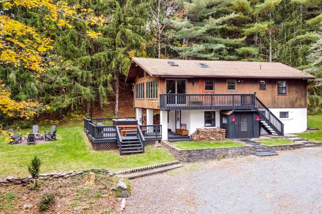 Woodpecker House - Mountain retreat with hot tub - 10 min to skiing in Hunter & Windham