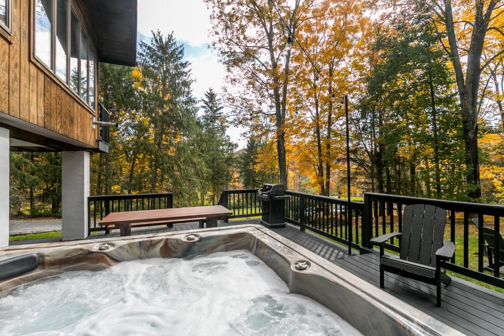 Hot Tub (Jacuzzi) - Photo 2