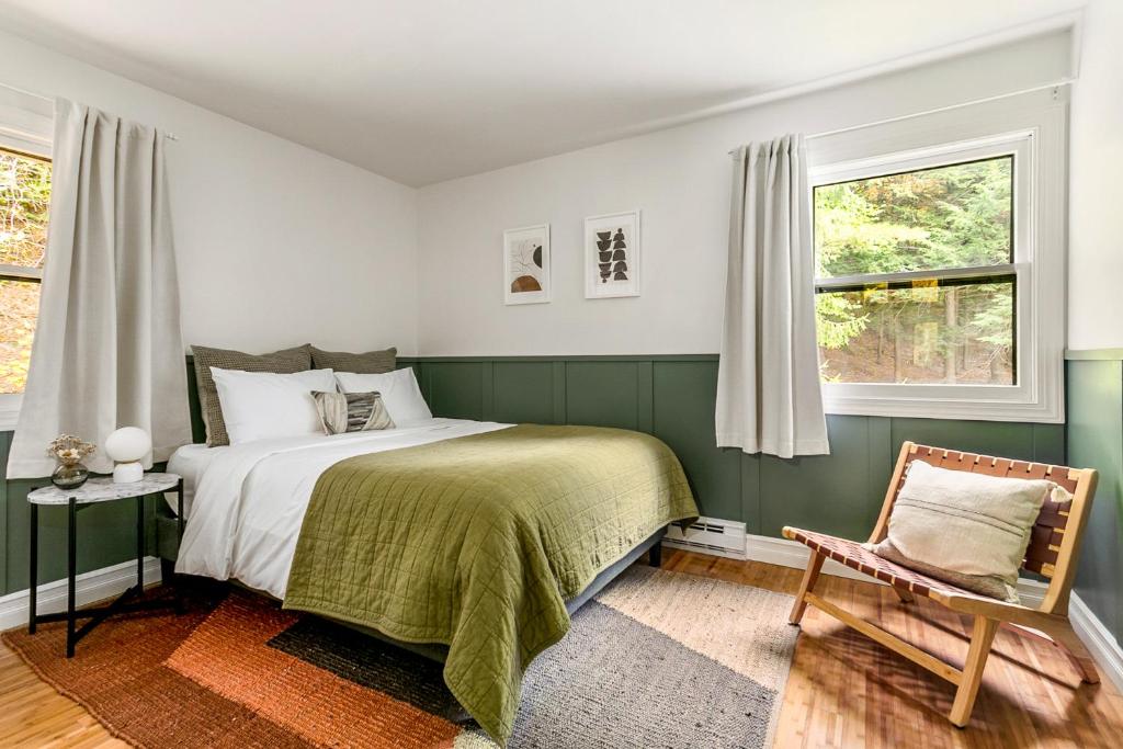 Woodpecker House - Mountain retreat with hot tub - 10 min to skiing in Hunter & Windham - Image 8