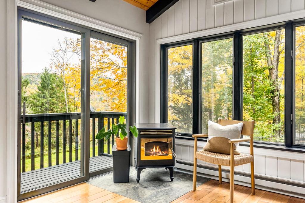 Woodpecker House - Mountain retreat with hot tub - 10 min to skiing in Hunter & Windham - Image 5