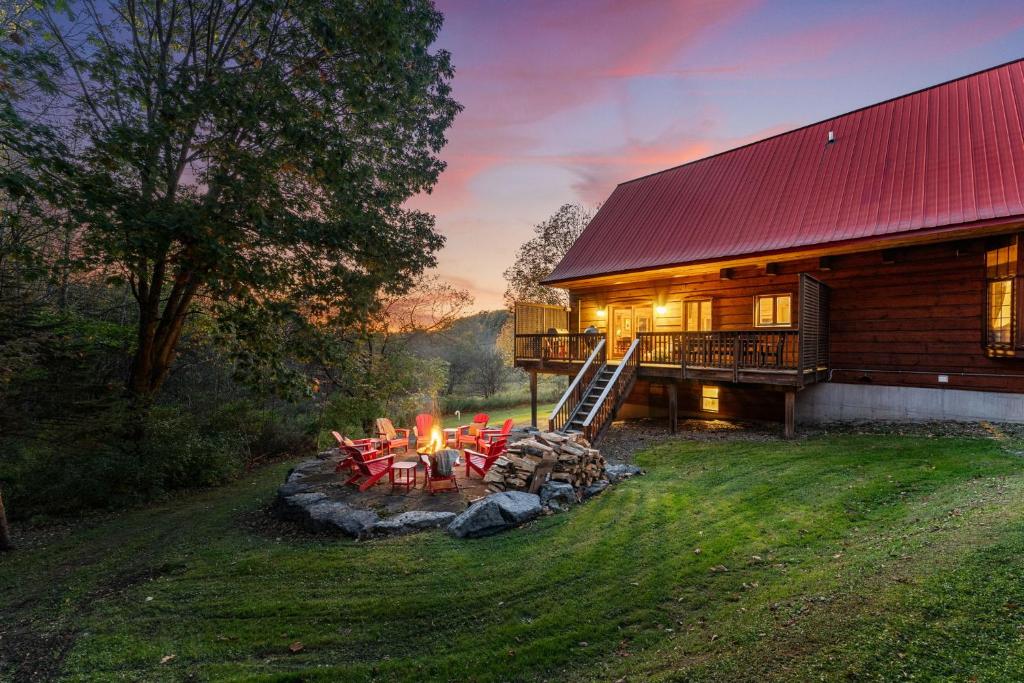 Beautiful Log Cabin! Hot-Tub, Bonfire & Private Yet 4 Mins to Downtown! - Image 8