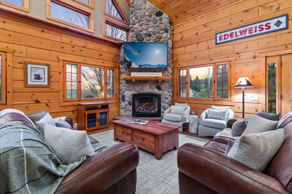 Beautiful Log Cabin! Hot-Tub, Bonfire & Private Yet 4 Mins to Downtown! - Image 7