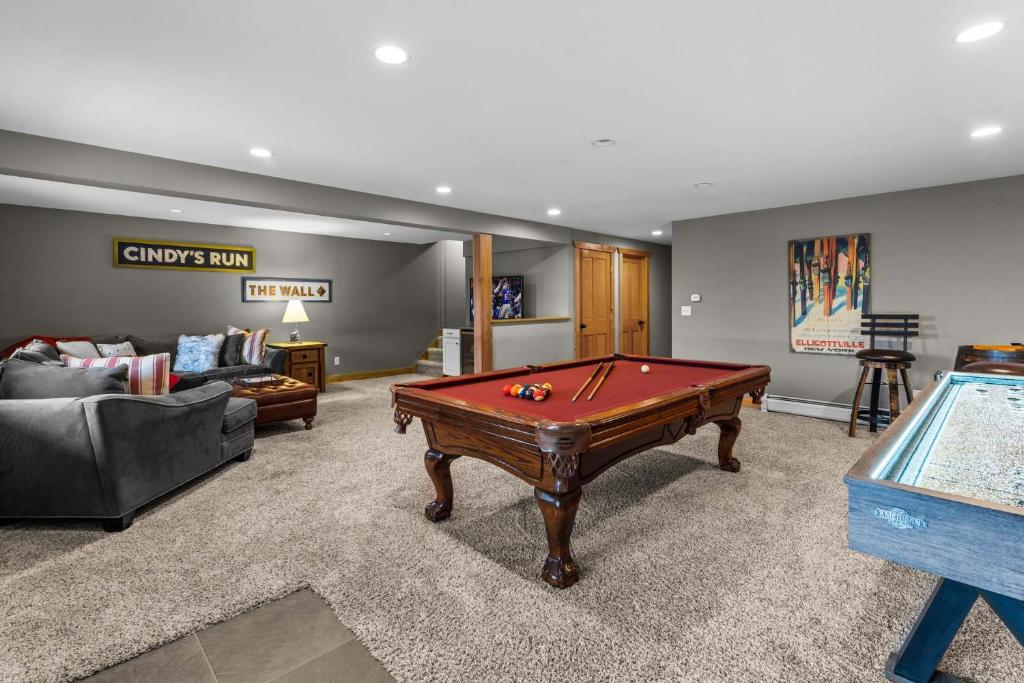 Beautiful Log Cabin! Hot-Tub, Bonfire & Private Yet 4 Mins to Downtown! - Image 6