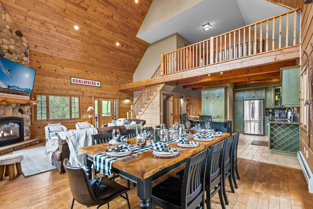 Beautiful Log Cabin! Hot-Tub, Bonfire & Private Yet 4 Mins to Downtown! - Image 4