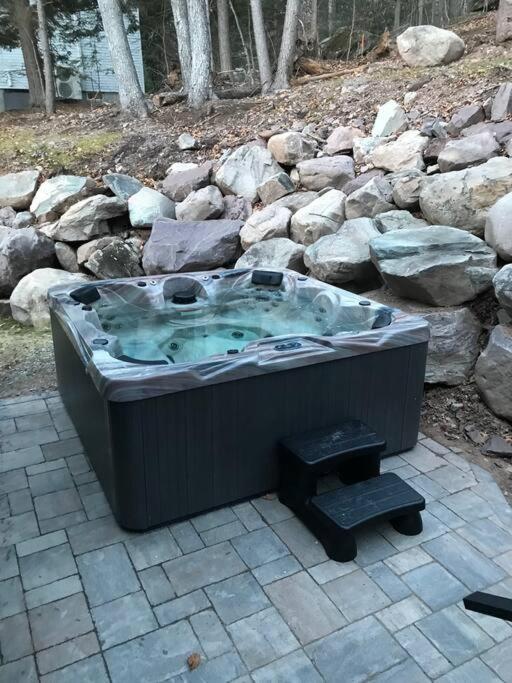 Modern Chalet with Hot Tub and Lake Access