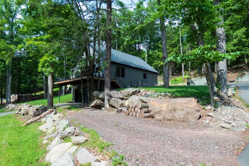 Modern Chalet with Hot Tub and Lake Access - Image 6