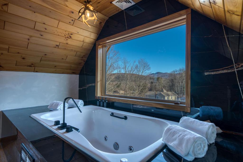 The Haüs Windham - Spacious Suites, Hot Tub, Mountain Views!