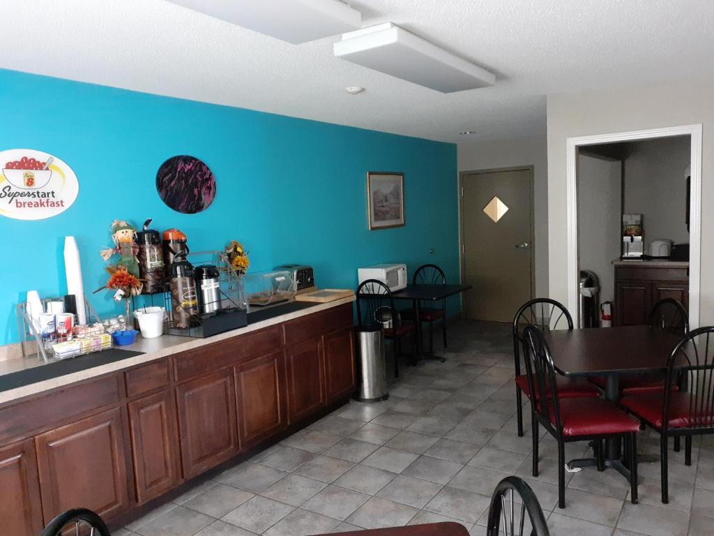 Super 8 by Wyndham Niagara Falls - Image 5