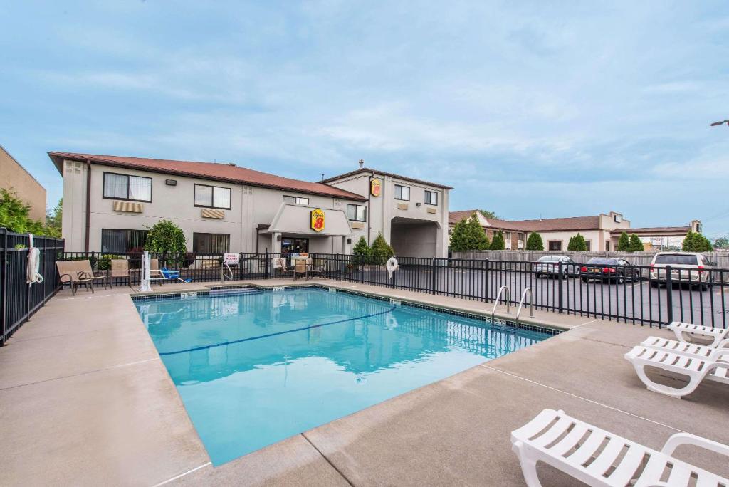 Super 8 by Wyndham Niagara Falls - Image 4