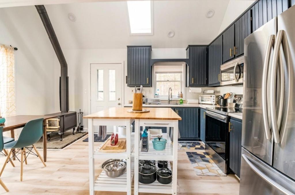 Modern Pine Tree Chalet with HOT TUB, Outdoor TV, VIEWS, Games & POOL 5 mins away!! - Image 5