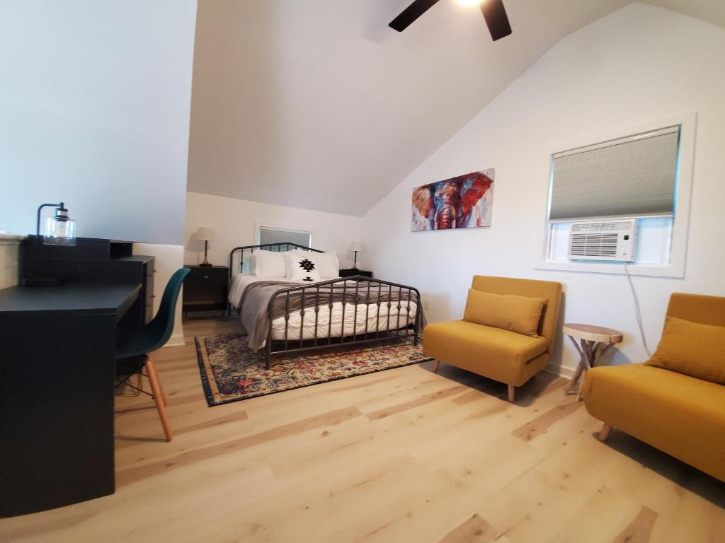 Modern Pine Tree Chalet with HOT TUB, Outdoor TV, VIEWS, Games & POOL 5 mins away!! - Image 8